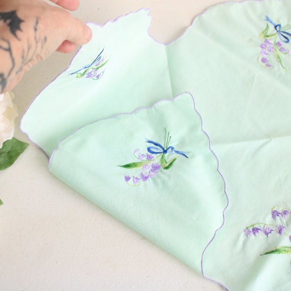 Vintage Bun Warmer, Mint Green Bread basket Liner, Embroidered Purple Flowers - Picture 9 of 10